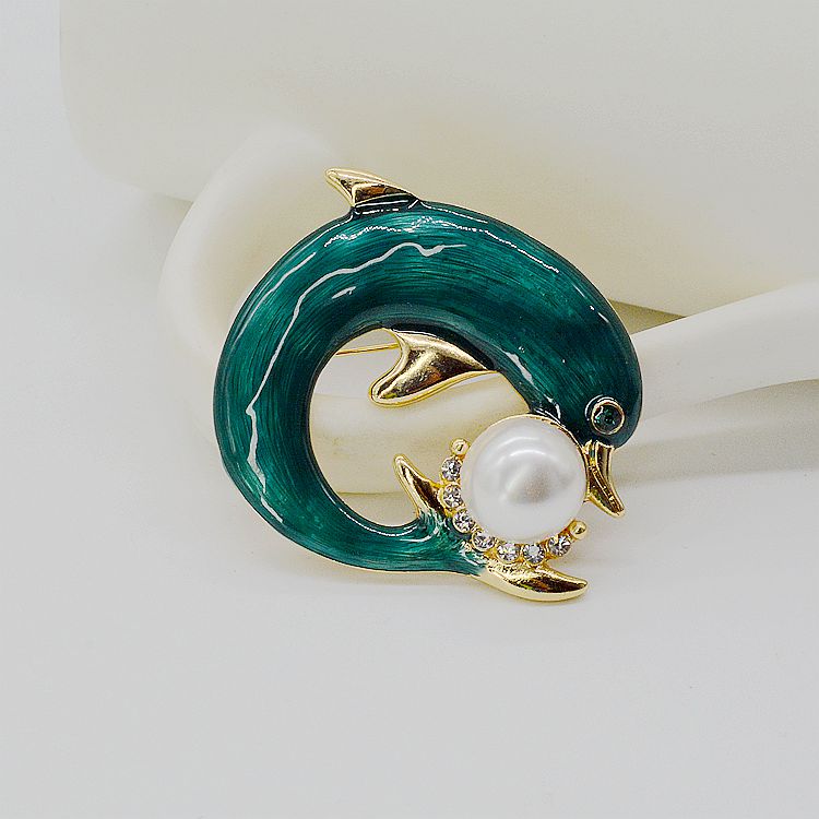 ブローチ 真珠を抱えたイルカ 美しい色合い キラキラ